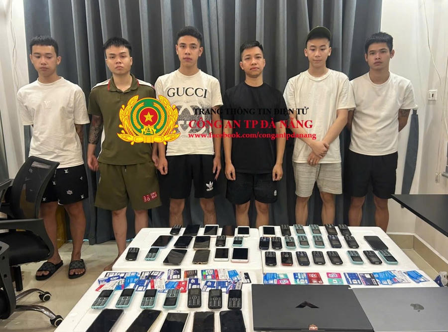 Các đối tượng và tang vật trong vụ án đường dây cho vay lãi nặng với tổng số tiền giao dịch gần 44 tỷ đồng. (Ảnh: Công an TP Đà Nẵng)