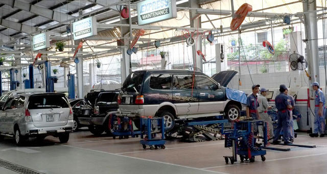 Không chỉ vào những ngày giáp Tết, mà những ngày cuối tuần thường rất đông khách hàng đến làm dịch vụ và thường quá tải.