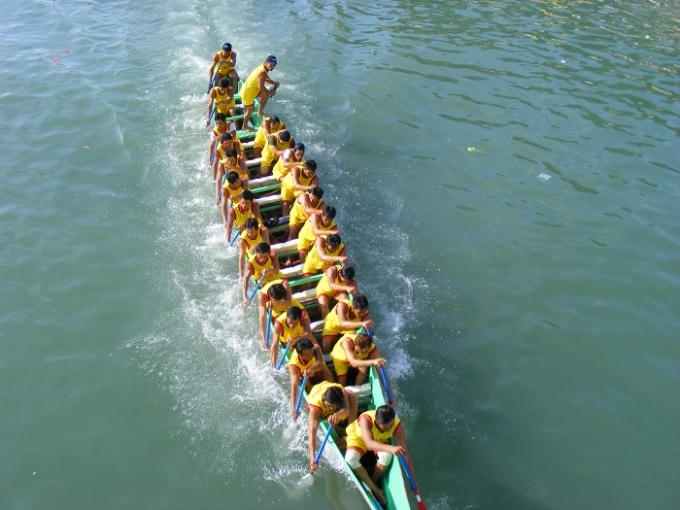 Mỗi đội đua gồm 25 thành viên.