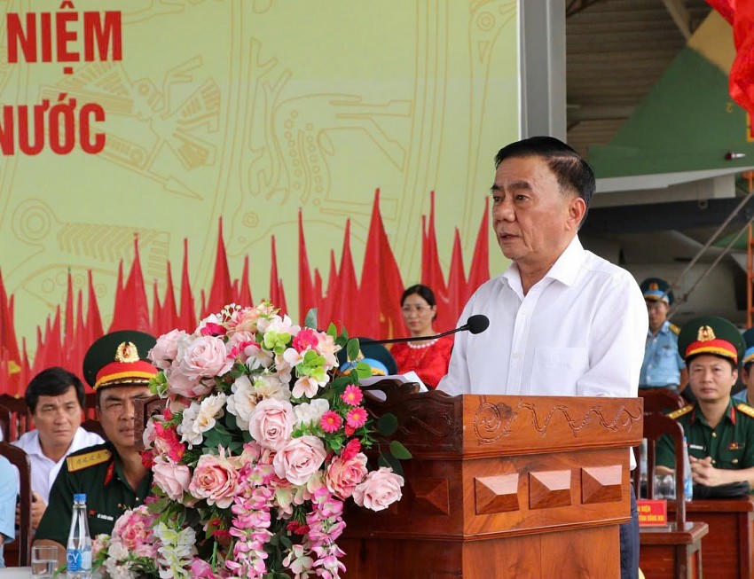 Thường trực Ban Bí thư Trần Cẩm Tú phát biểu tại buổi thăm hỏi các lực lượng vũ trang tập luyện tại sân bay Biên Hoà.