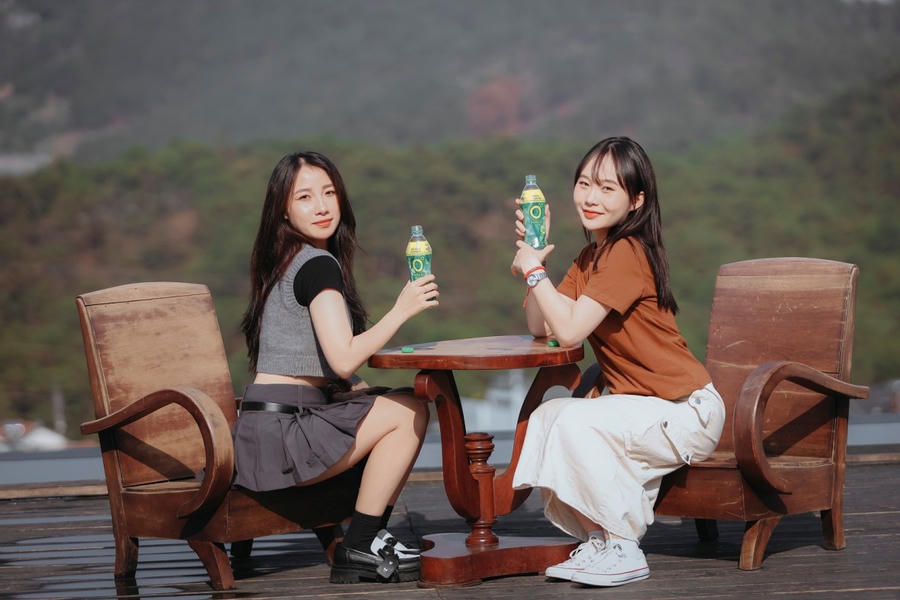 Những chai Trà Xanh Không Độ giúp xua tan căng thẳng mệt mỏi, giải nhiệt cuộc sống đang trở thành item không thể thiếu của nhiều người trẻ trong những chuyến du lịch.