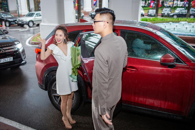 Bảo Thanh nắm tay chồng đi dự họp b&aacute;o Sắc m&agrave;u VTV, hội ngộ Ch&iacute; Thiện