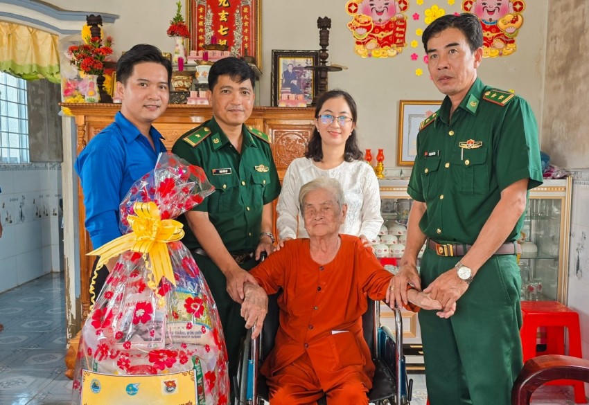 Đồn Biên phòng Rạch Gốc, đoàn viên, hội viên Phụ nữ xã thăm, tặng quà Mẹ Việt Nam Anh hùng Nguyễn Thị Gặp. Ảnh: Minh Đương