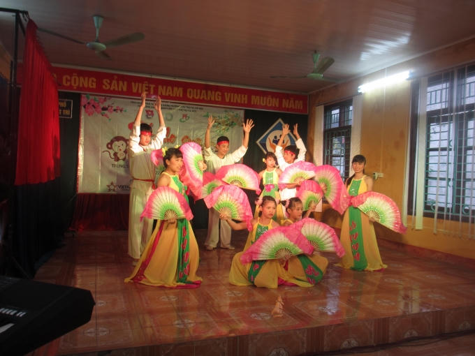 Tiết mục múa của các em khiếm thính của Trung tâm Bảo trợ xã hội trẻ em mồ côi và tàn tật.