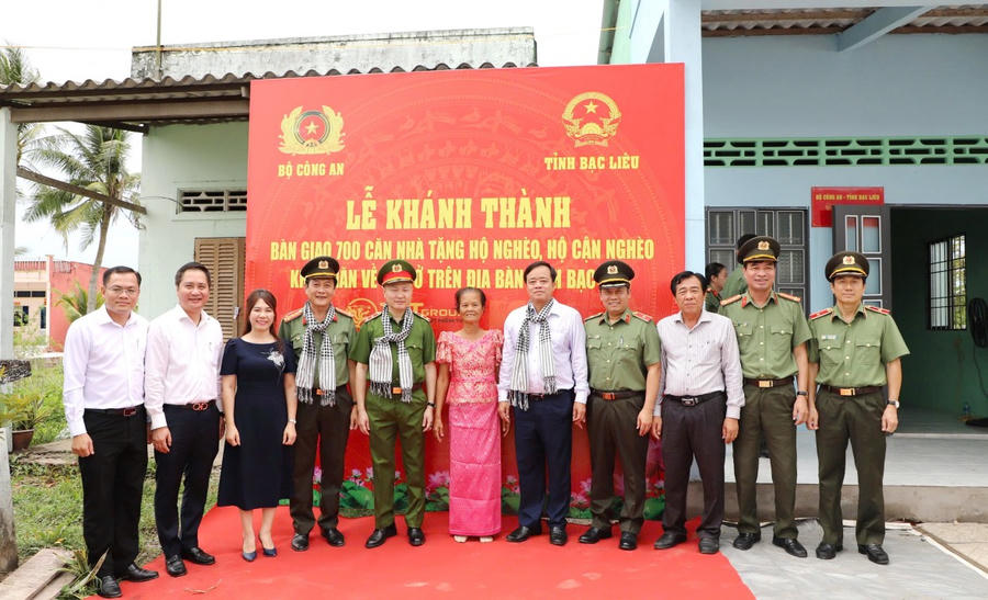 Trung tướng Nguyễn Ngọc Lâm - Thứ trưởng Bộ Công an cùng lãnh đạo Tỉnh ủy, UBND, Ủy ban MTTQ Việt Nam tỉnh, Công an tỉnh, đại diện các nhà tài trợ đã đến khánh thành nhà và bàn giao nhà cho một hộ nghèo là đồng bào dân tộc Khmer ở xã Hưng Hội, huyện Vĩnh Lợi.