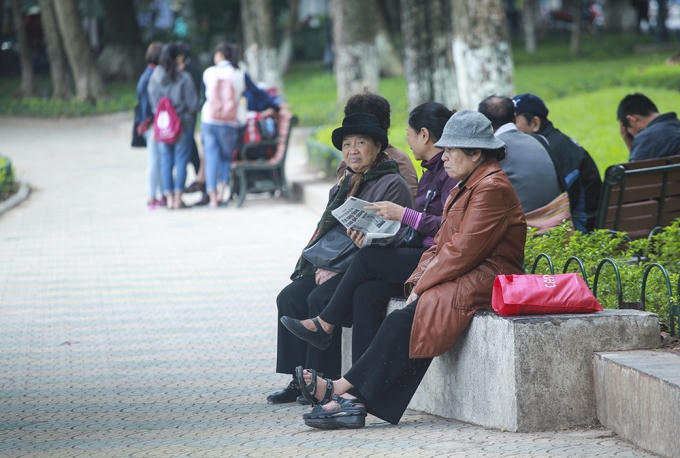 Người Hà nội co ro trong gió lạnh