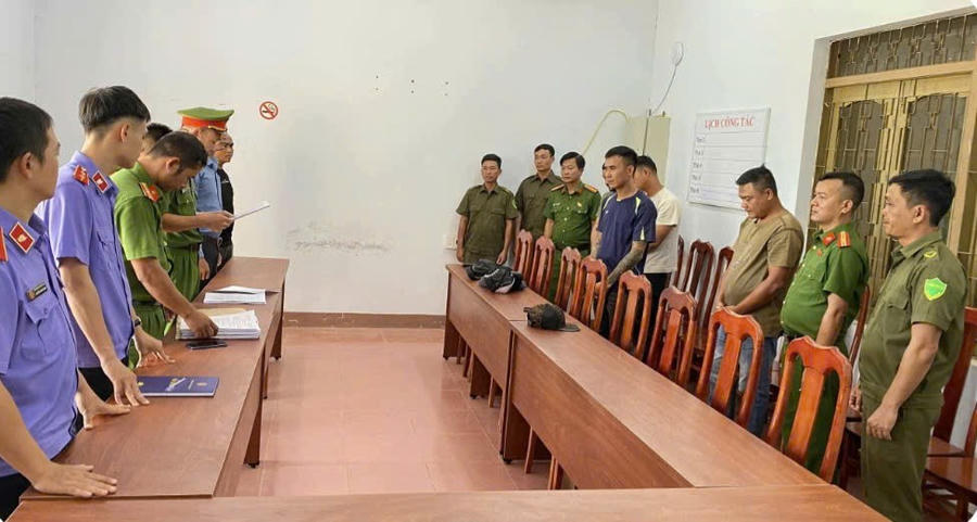 Cơ quan chức năng đọc lệnh khởi tố, bắt tạm giam 4 đối tượng.
