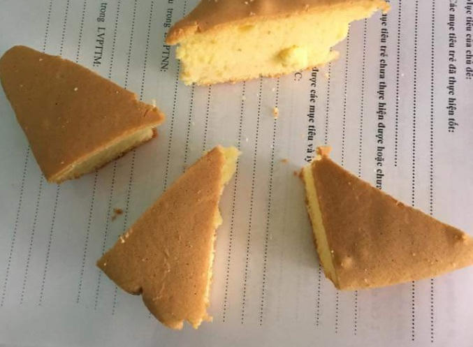 Mỗi cháu được 1 phần bánh mỳ hình tam giác rất nhỏ.