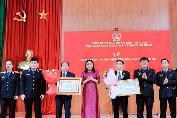 Thừa ủy quyền, bà Đinh Thị Lụa, Phó Bí thư Thường trực Tỉnh ủy Ninh Bình, trao Huân chương Lao động hạng Nhất và trao danh hiệu Chiến sỹ thi đua toàn quốc.
