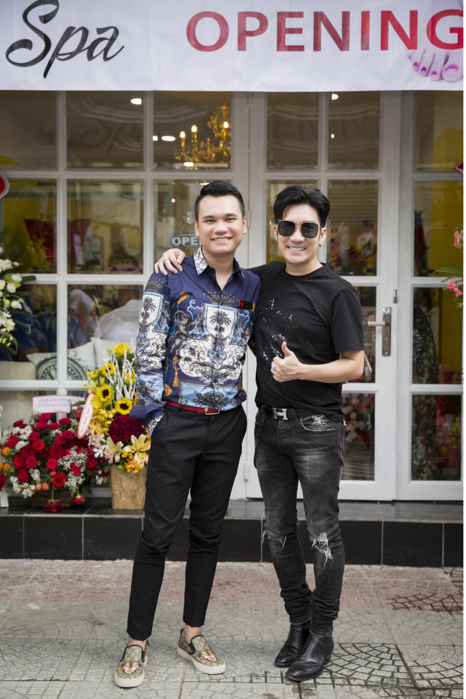 Quang Hà, Pha Lê đến chúc mừng Khắc Việt trở thành ông chủ tiệm Nail sang chảnh bậc nhất Sài Gòn