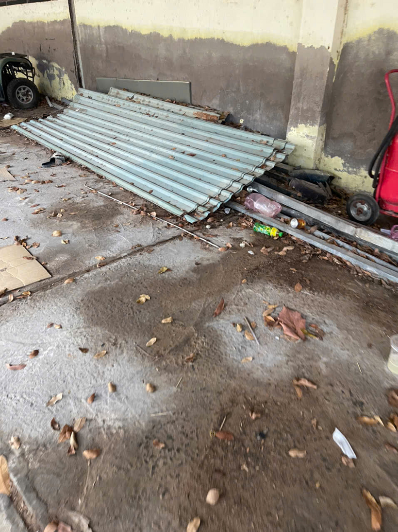 Phần mái tôn "bị phá dỡ, hủy hoại" nhưng thực tế chỉ bọ dỡ xuống, vẫn nguyên giá trị sử dụng (ảnh: do đương sự cung cấp).