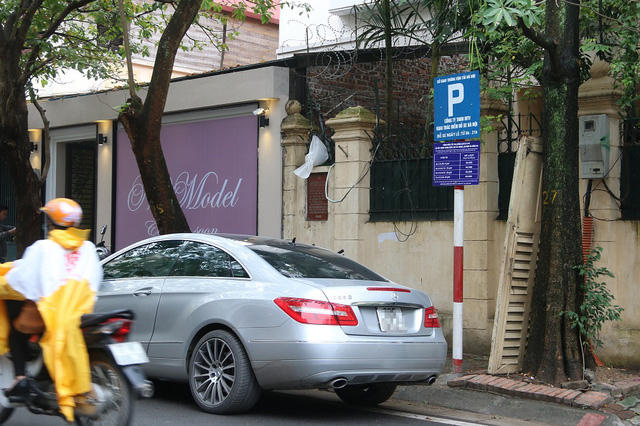 Nhiều người dân cho rằng việc đỗ xe theo ngày chẵn lẻ sẽ làm cho lòng đường thông thoáng hơn rõ rệt, tuy nhiên vào giờ cao điểm lại không đủ chỗ để đỗ xe.