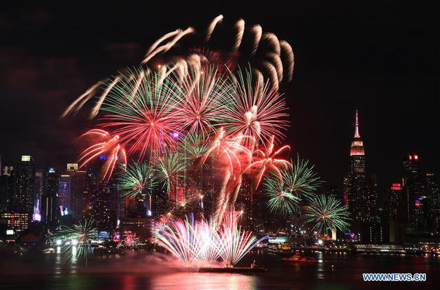Pháo hoa rực trời sáng rực trên sông Hudson ở thành phố New York, Mỹ đêm ngày 14/2 giờ địa phương để chào đón năm mới Mậu Tuất 2018.