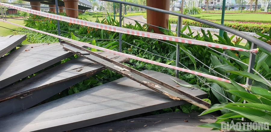 Đường lên cầu đi bộ ngổn ngang với những thanh gỗ và dây chằng.