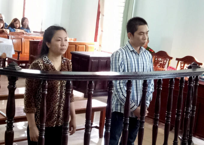 Hai bị cáo tại phiên tòa xét xử.