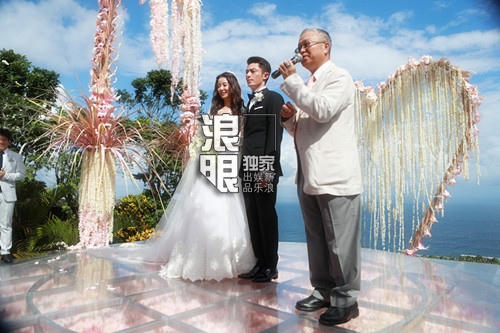 Cặp đôi ra mắt quan khách.