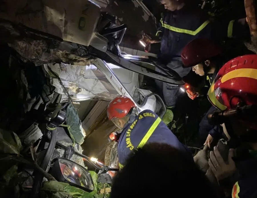 Công an giải cứu tài xế bị kẹt trong cabin xe tải dưới hố sâu. (Ảnh: C.S)