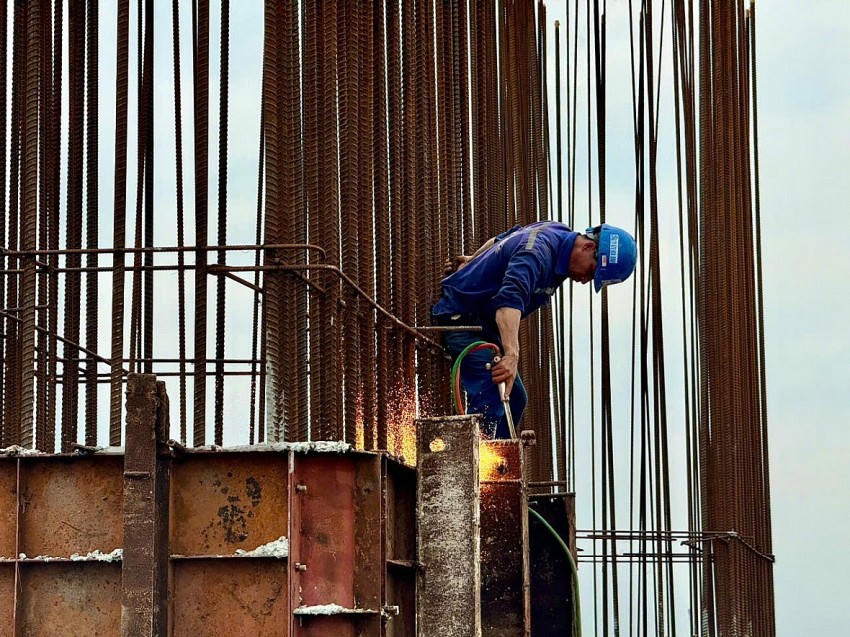 Công nhân thi công dự án giao thông qua Nhơn Trạch.