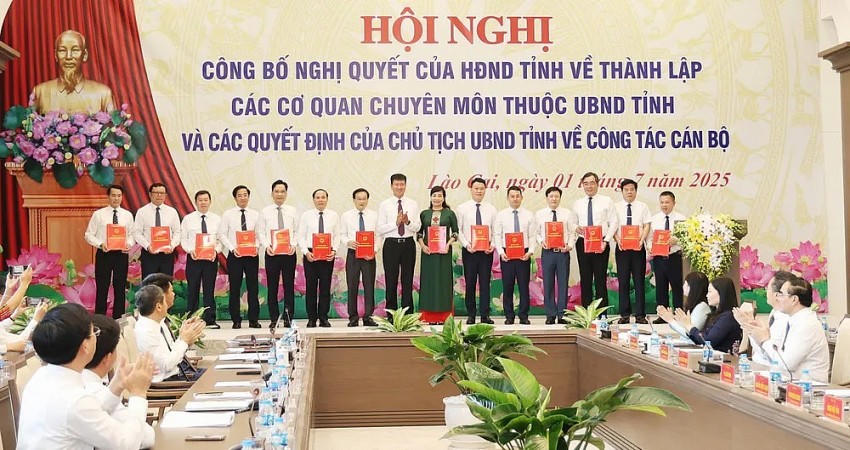 Ông Trần Huy Tuấn, Chủ tịch UBND tỉnh trao Quyết định cho 14 Giám đốc, Phó Giám đốc phụ trách các cơ quan chuyên môn thuộc UBND tỉnh Lào Cai. (Ảnh: Linh Vũ)