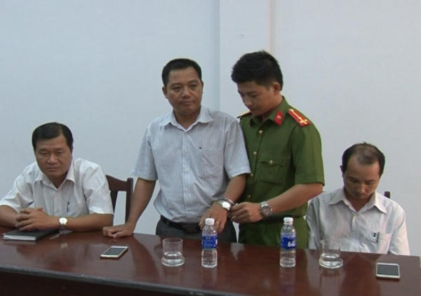 Công an đọc lệnh bắt tạm giam các cán bộ sở TNMT Bạc Liêu