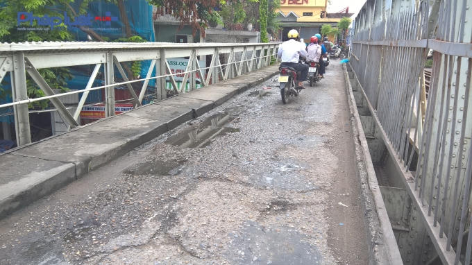 Mặt đường cầu Long Biên gồ ghề, trơ sỏi đá.