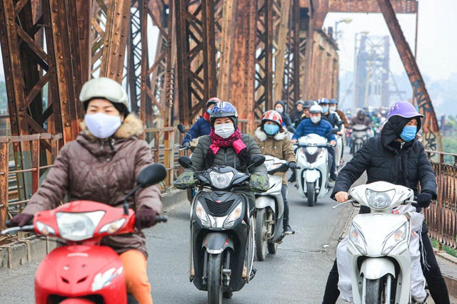 Nhiều người còn trang bị kín mít từ đầu tới chân.