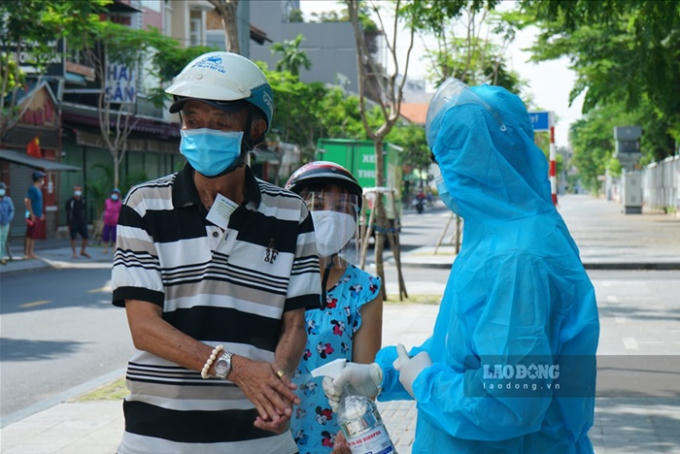 Mỗi lượt mua sắm sẽ có khoảng 2-3 khách lên xe từ cửa trước, thực hiện mua sắm 1 chiều và đi xuống ở cửa sau. Tất cả đều được xịt sát khuẩn, mang khẩu trang để đảm bảo an toàn và tuân thủ quy định phòng, chống dịch.