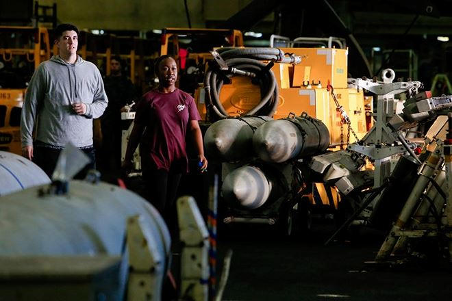 Bên trong boong tàu