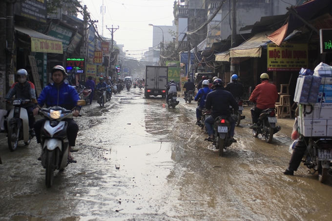 Để tránh ổ voi, ổ gà, người dân phải đi men theo vỉa hè