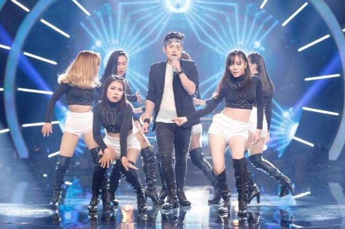 Minh Trị thể hiện ca khúc "Vết loang", sáng tác của Mạnh Quân. Anh tự nhận rằng dòng nhạc EDM không phải là lợi thế của mình.