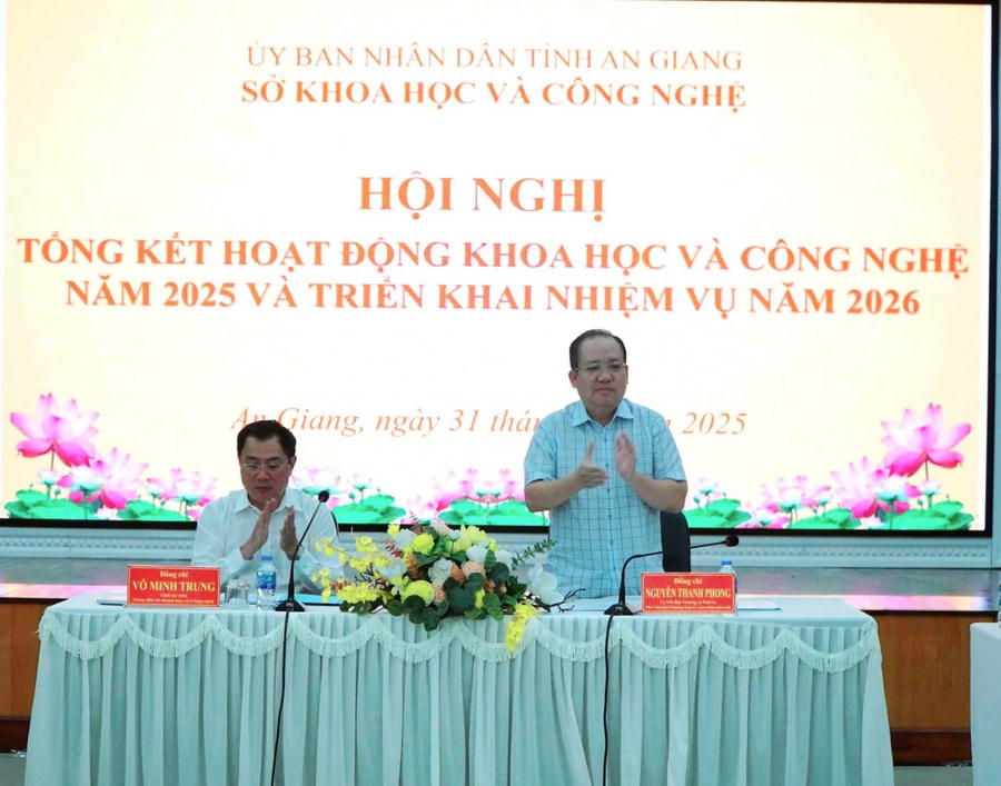 Phó Chủ tịch Thường trực UBND tỉnh Nguyễn Thanh Phong và ông Võ Minh Trung, Giám đốc Sở KH&CN tỉnh điều hành Hội nghị tổng kết