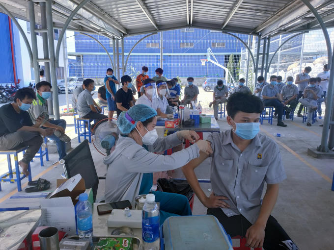 Công nhân KCN Nam Đồng Phú tiêm vắc xin Covid-19.