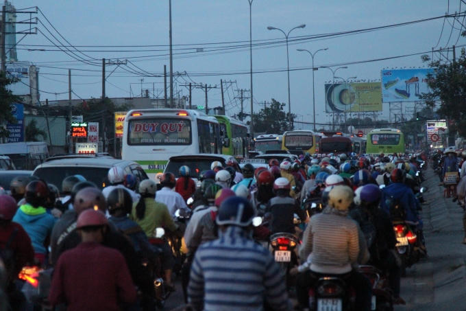Chiều ngày 4/9, sau ba ngày nghỉ lễ Quốc Khánh dòng người bắt đầu đổ về TP HCM để tiếp tục công việc cho tuần mới gây nên tình trạng kẹt xe nghiêm trọng trên các tuyến đường.