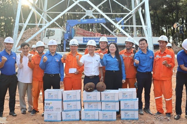 Thăm hỏi, tặng quà động viên các công nhân tại chân công trình.