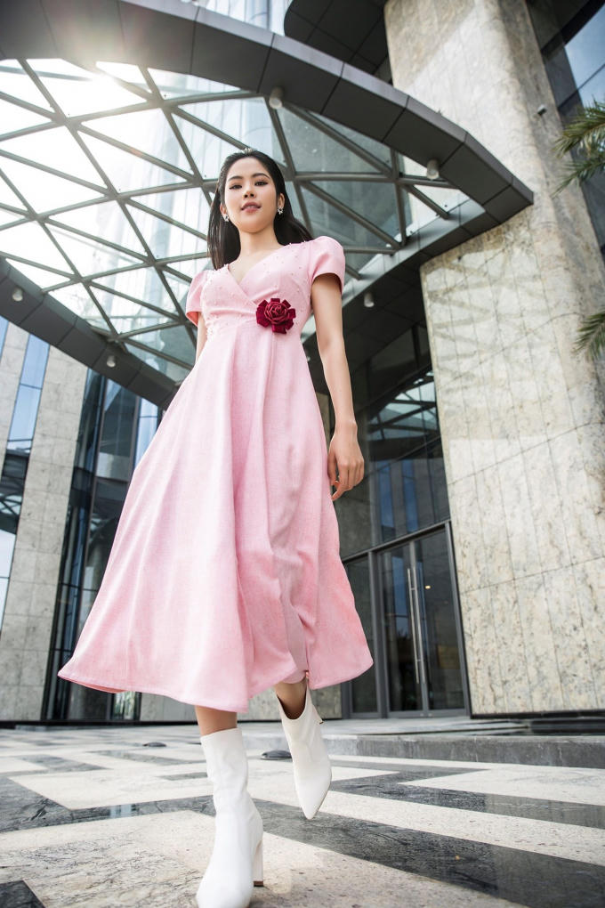 Nam Anh tự tin đón Valentine với đầm hồng điệu đà