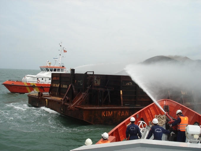 Họ cũng chia sẻ, chẳng người lính nào muốn phải thêm một lần nhận lệnh đi tìm kiếm tàu bị nạn ngoài biển. Mỗi lần giong tàu ra khơi là một niềm đau, niềm hy vọng của người ở lại và chỉ những ai từng trải mới thấu hiểu.