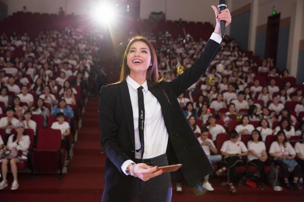 Phạm Hương kh&oacute;c nức nở khi đọc &ldquo;t&acirc;m thư&rdquo; sau 2 năm đăng quang