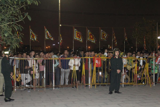 Hàng rào an ninh được thiết lập và có sự canh gác của lực lượng CSCĐ.