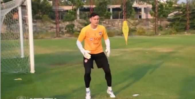 Văn Lâm được HLV chỉ dẫn chi tiết bài tập luyện bắt dính bóng. (Ảnh: Cắt từ clip)