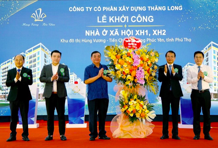 Bí thư Tỉnh ủy Phú Thọ Đặng Xuân Phong và Phó Chủ tịch UBND tỉnh Vũ Việt Văn (bên phải) tặng hoa chúc mừng chủ đầu tư dự án tại lễ khởi công dự án vào ngày 25/7 vừa qua. Ảnh: Đức Hiền