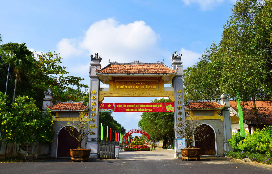 Cổng vào Khu tưởngn niệm Chủ tịch Hồ Chí Minh tại tỉnh Cà Mau.