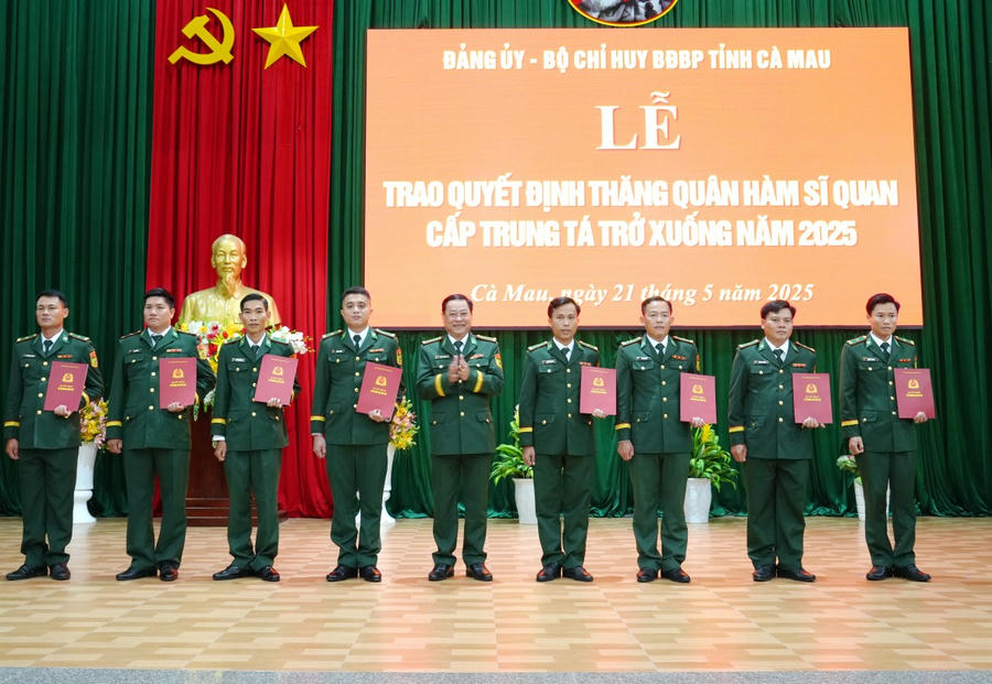 Đại tá Phạm Anh Chương - Chỉ huy trưởng BĐBP tỉnh Cà Mau, trao Quyết định thăng quân hàm cho các sĩ quan cấp Đại úy lên Thiếu tá.