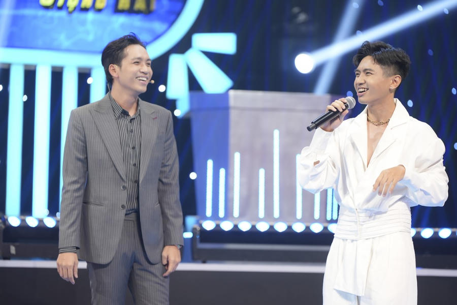 Ca sĩ Hiếu Minh giao lưu cùng MC-Ca sĩ Bạch Công Khanh.