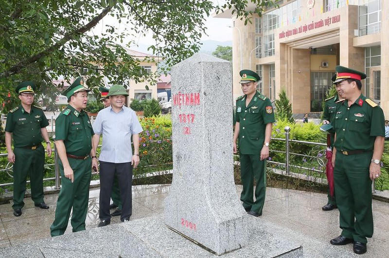 Bộ đội Biên phòng tuần tra bên cột mốc biên giới 1317.