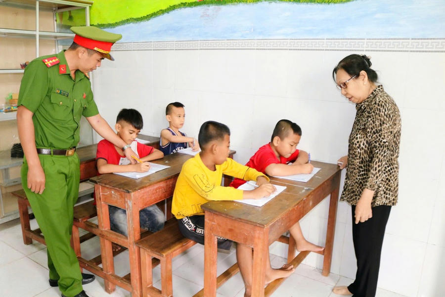 Cán bộ Công an phường Vĩnh Trạch hỗ trợ 5 em nhỏ theo học tại lớp học tình thương.