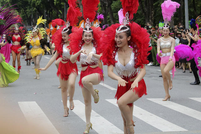 Những vũ công xinh đẹp trong trang phục màu sắc của vũ hội carnival.