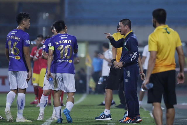 HLV Chu Đình Nghiêm không hài lòng khi CLB Hà Nội để HL Hà Tĩnh cầm hòa 1-1 trên sân Hàng Đẫy (Ảnh: Gia Hưng).