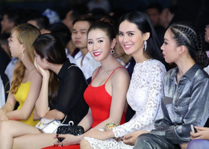 Các người đẹp đã cùng ngồi xem phần trình diễn của những mỹ nam hàng đầu của Showbiz Việt.