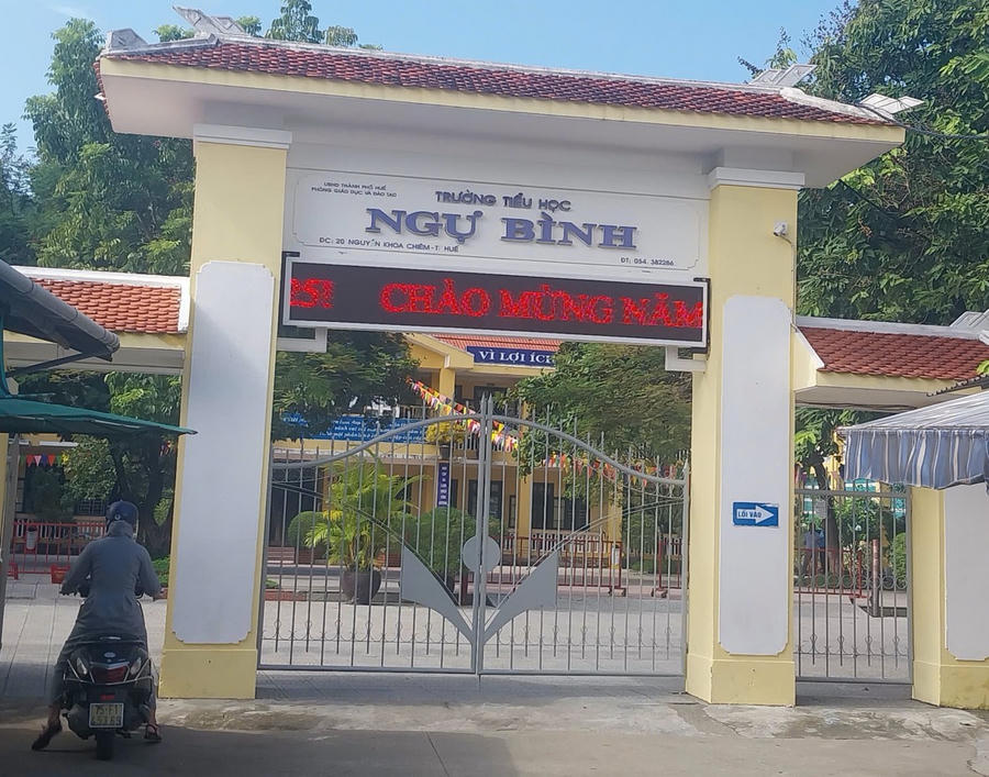 Mới đầu năm học mới, trường Tiểu học Ngự Bình đã nhận được nhiều phản ánh bức xúc của phụ huynh.