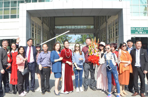 Lãnh đạo TP Móng Cái cùng du khách chụp hình lưu niệm.